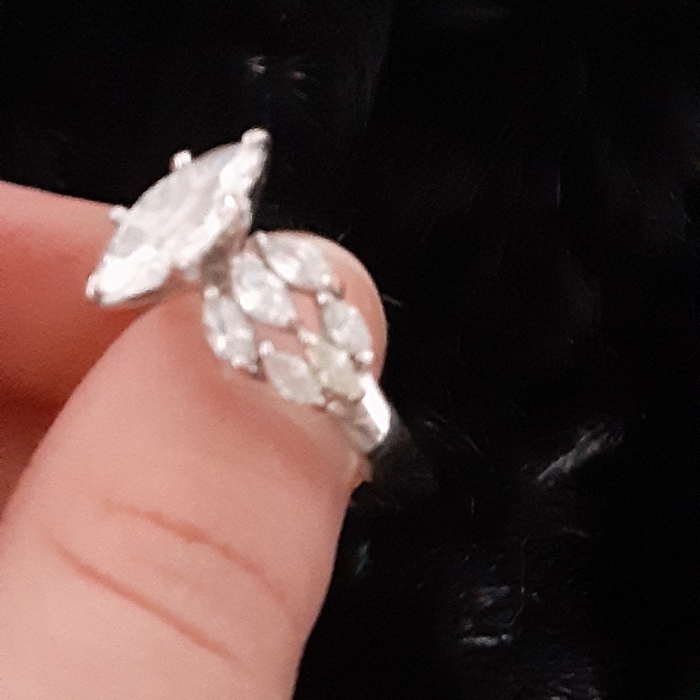 Beautiful ring - Picture 2 of 3